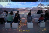 Besucher sitzen vor einer großflächigen Polarprojektion. (Bild: Stefan Siedler)